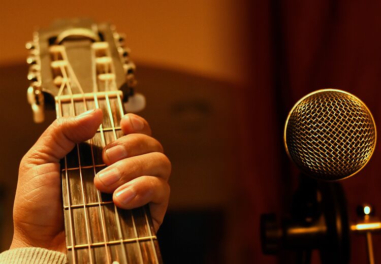 Acda en de Munnik spelen vaak met akoestische gitaren